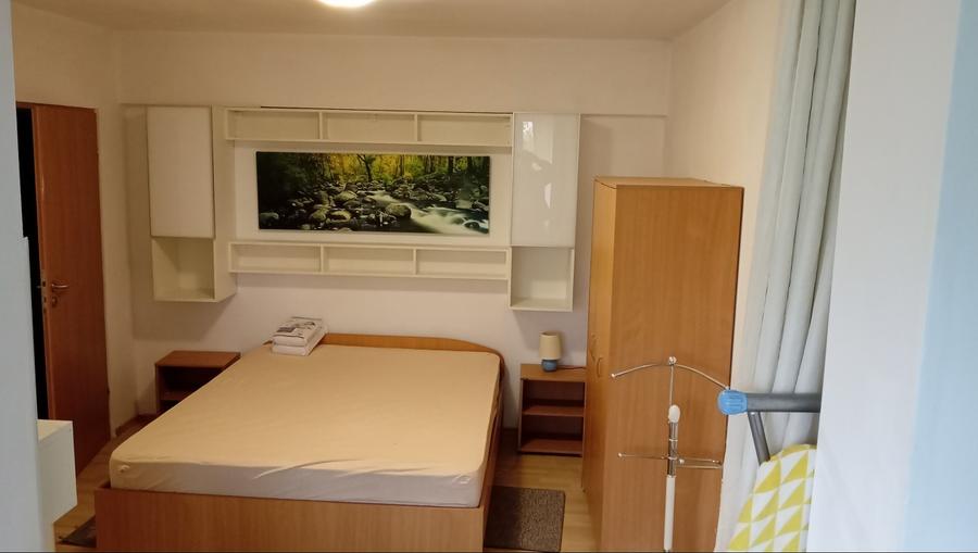 Apartament cu 3 camere semidecomandat în Titan