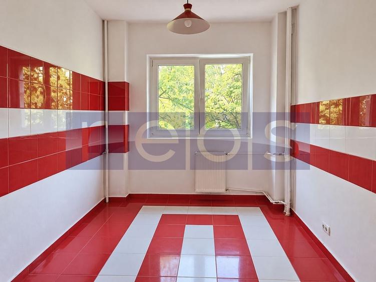 Apartament cu 4 camere semidecomandat în Teiul Doamnei