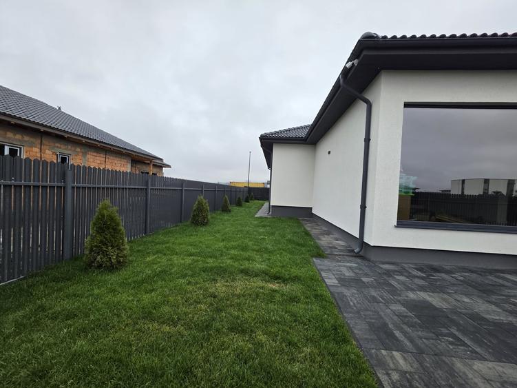 Casă individuală cu 4 camere cu Canalizare în Cristian
