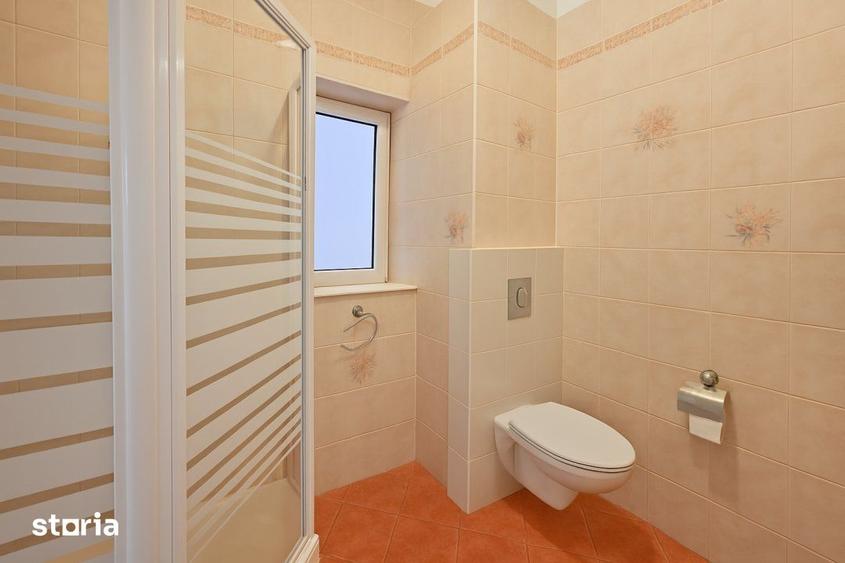 Casă cu 9 camere cu Teren 4500 Mp în Central