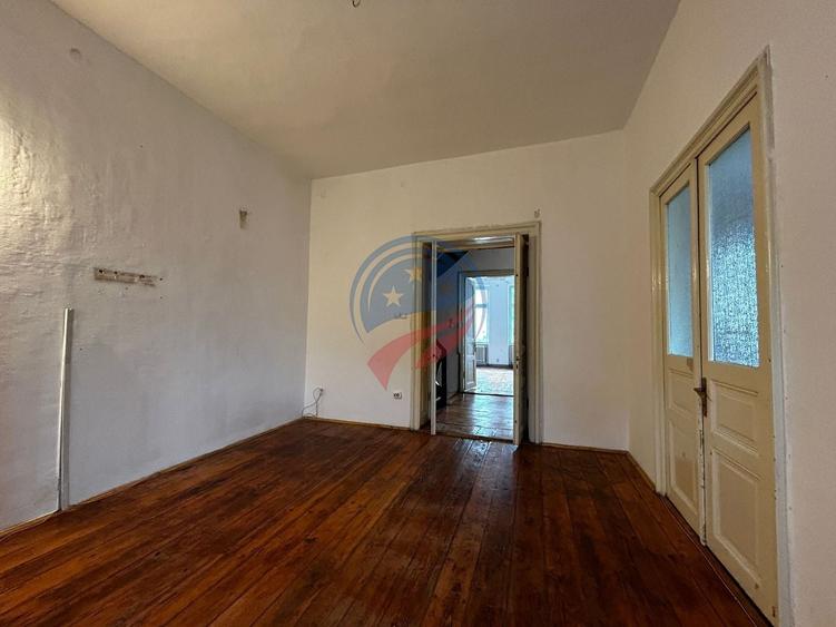 Casă individuală cu 8 camere cu Canalizare în Ultracentral