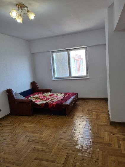 Apartament cu 3 camere decomandat în Buhuși