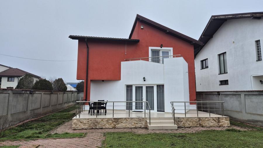 Casă individuală cu 5 camere cu Canalizare în Est
