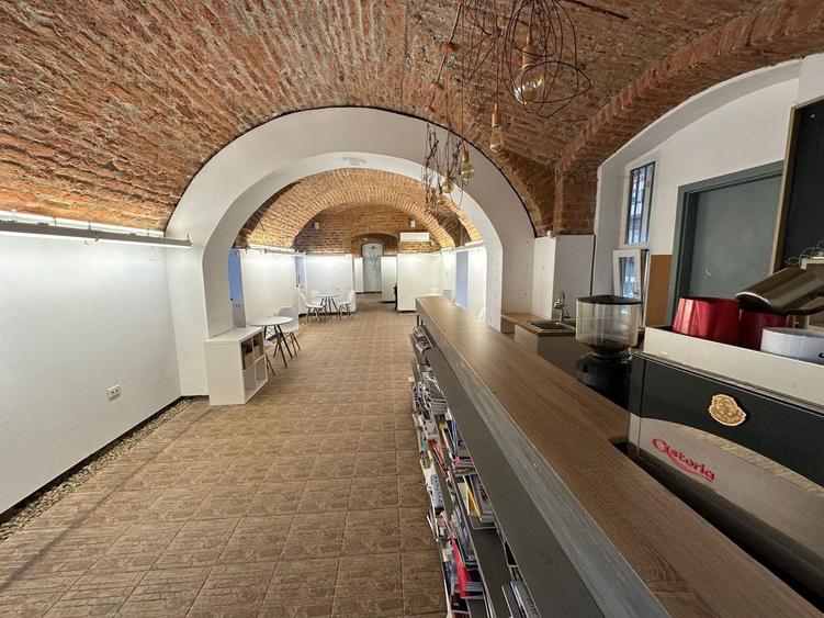 Spațiu comercial, de 155 mp, în P-ța Unirii