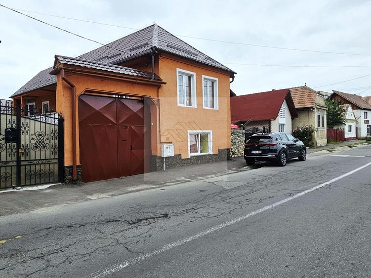 Casă individuală cu 6 camere cu Canalizare în Central
