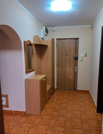 Apartament cu 3 camere decomandat, mobilat în Nerva Traian
