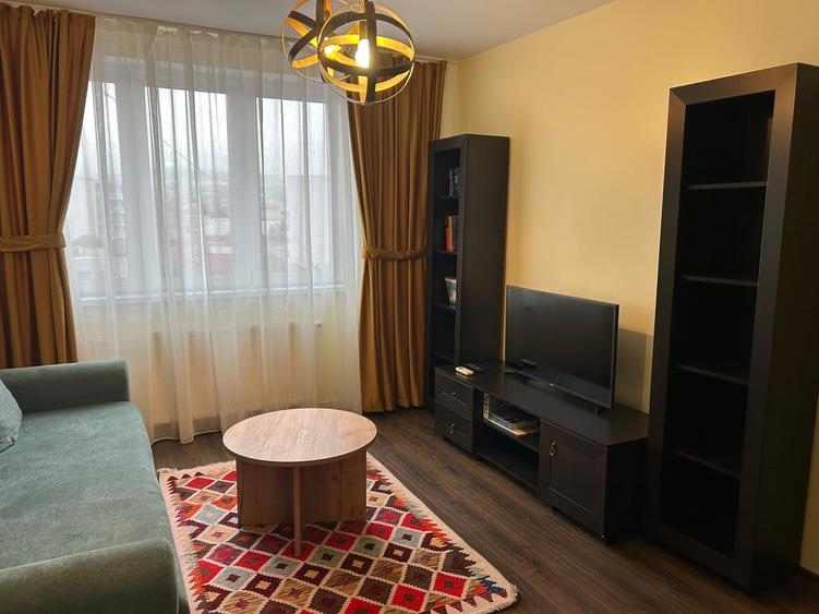 Apartament cu 3 camere semidecomandat în Central
