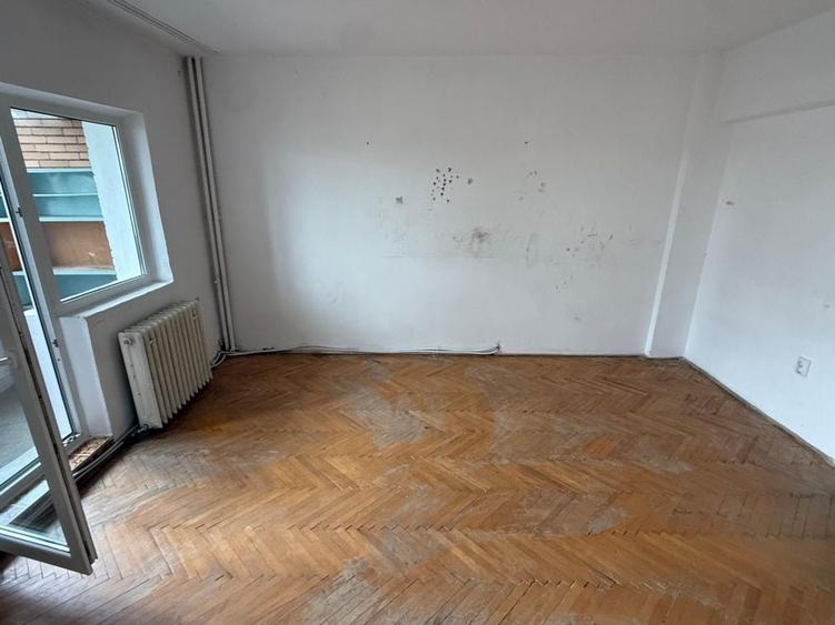 Apartament cu 4 camere decomandat în Soarelui