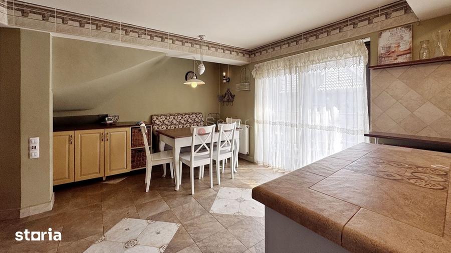 Casă cu 8 camere cu Teren 280 Mp în Central