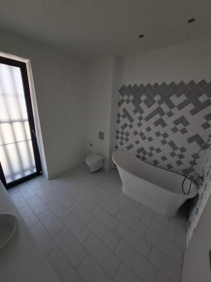 Casă individuală cu 6 camere cu Canalizare în Ultracentral