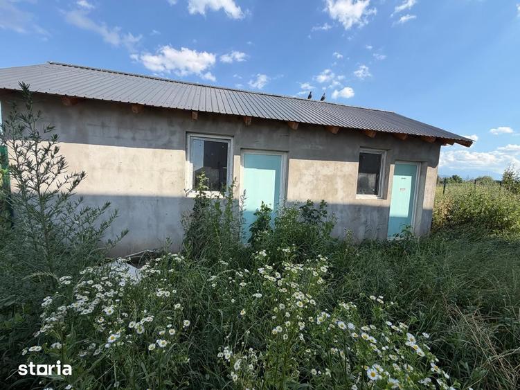 Casă cu 5 camere cu Teren 500 Mp în Stupini