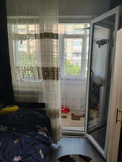 Apartament cu 3 camere semidecomandat în Craiovița Nouă