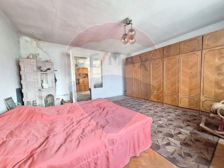Casă individuală cu 5 camere cu Teren 555 Mp în Est