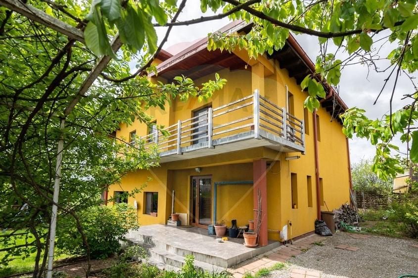 Casă individuală cu 5 camere cu Piscina în Izvorani