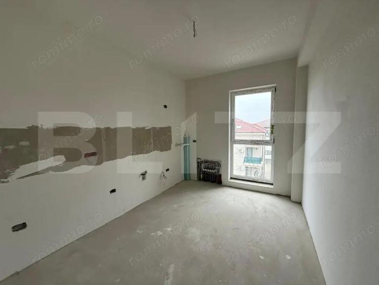 Apartament cu 3 camere semidecomandat în Soarelui