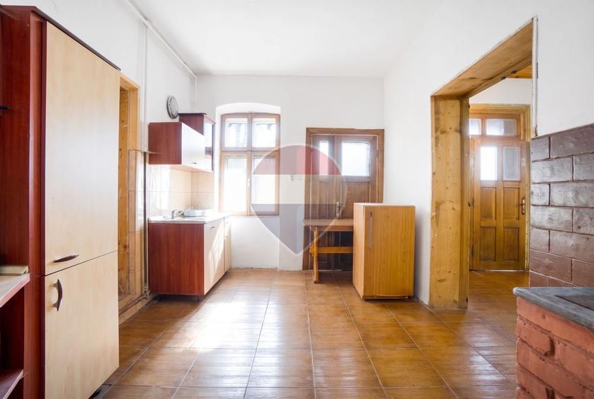Casă individuală cu 6 camere cu Teren 5178 Mp în Vâlcele
