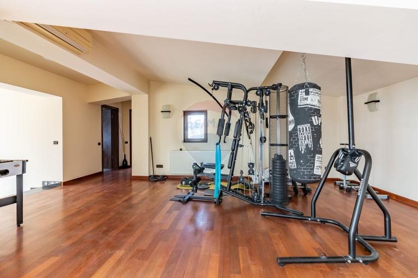 Casă individuală cu 7 camere cu Teren 745 Mp în Corbeanca