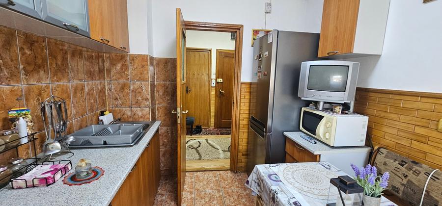 Apartament cu 3 camere decomandat, mobilat în Central