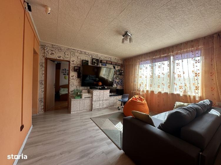 Apartament cu 3 camere semidecomandat în Cina
