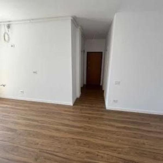 Apartament cu 3 camere semidecomandat în Parcul Carol