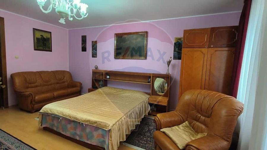 Casă individuală cu 6 camere cu Piscina în Piața Centrală