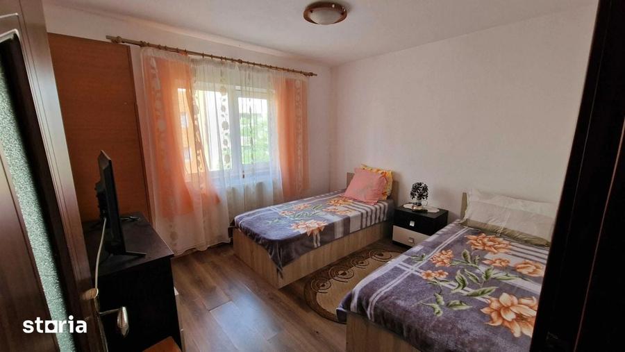 Apartament cu 3 camere decomandat în Craiovița Nouă