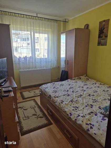 Apartament cu 4 camere semidecomandat în Crângași