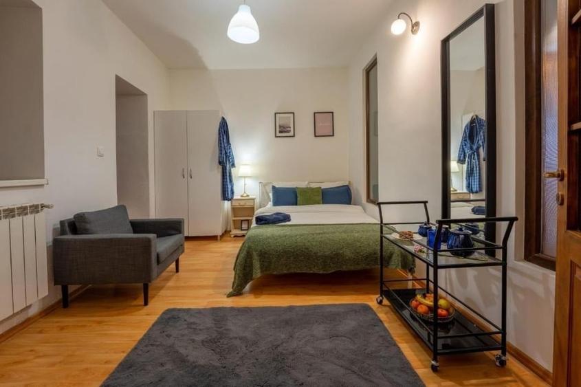 Apartament cu 4 camere decomandat, mobilat în Central