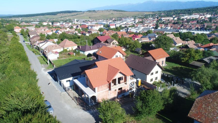 Casă individuală cu 4 camere cu Canalizare în Central