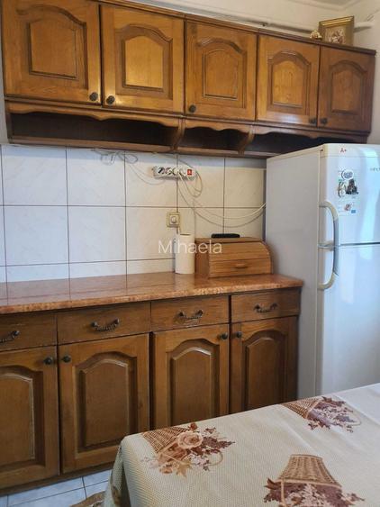 Inchiriez pe termen lung apartament 3 camere mobilat + loc parcare in Tulcea cartier E3 strada Aleea Cristina la etajul 3 din 4 cu contract snaf.