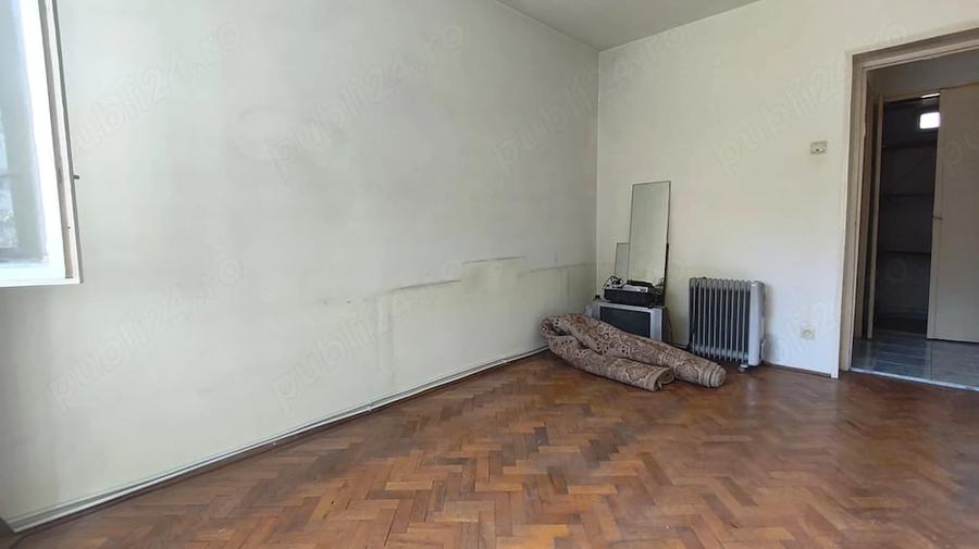 Apartament cu 4 camere semidecomandat în Piața Centrală