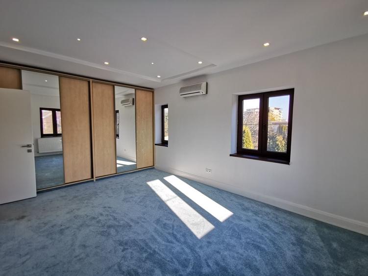 Casă individuală cu 8 camere cu Piscina în Iancu Nicolae