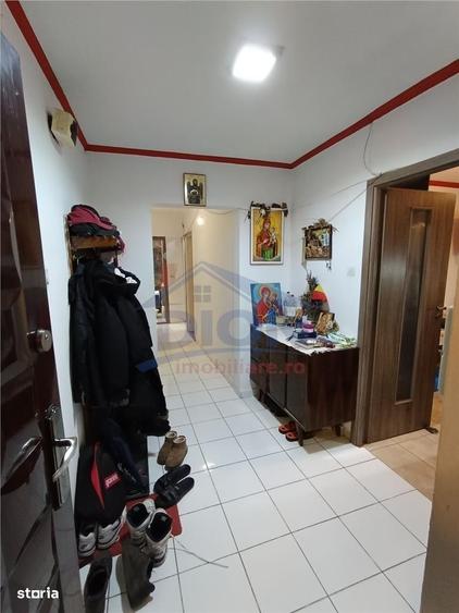 Apartament cu 3 camere semidecomandat în Drumul Taberei