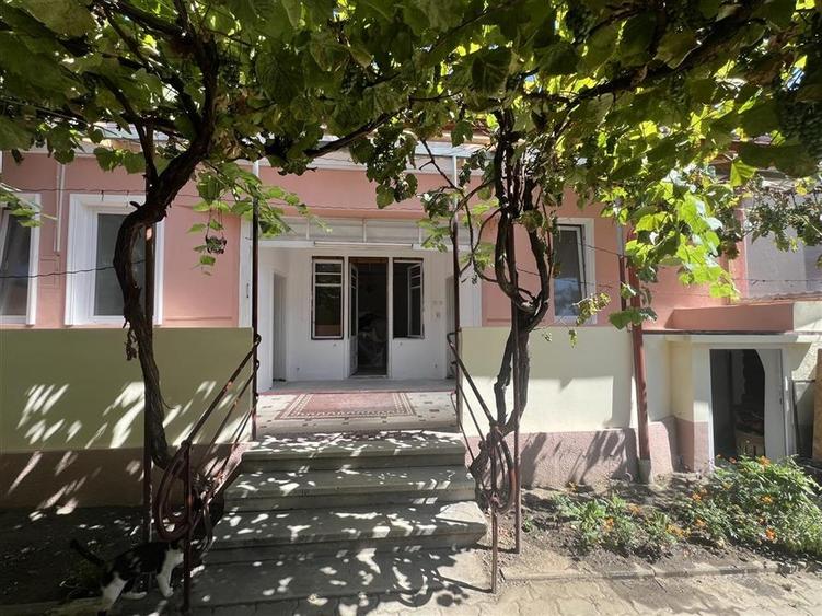 Casă individuală cu 5 camere cu Teren 250 Mp în Ultracentral