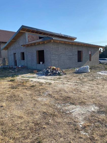 Casă cu 4 camere decomandat în Central