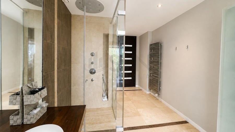 Apartament cu 4 camere decomandat în Băneasa