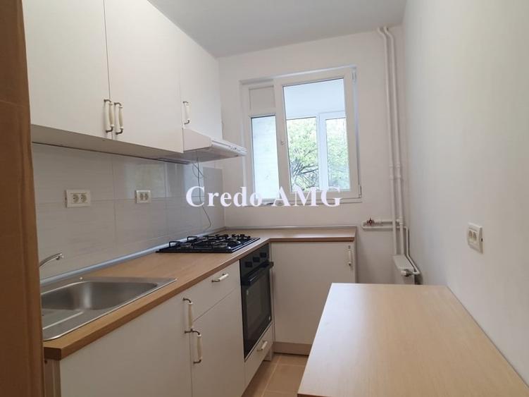 Apartament cu 2 camere semidecomandat, mobilat în Berceni