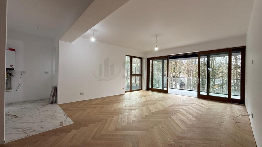 Apartament cu 4 camere decomandat, mobilat în Central