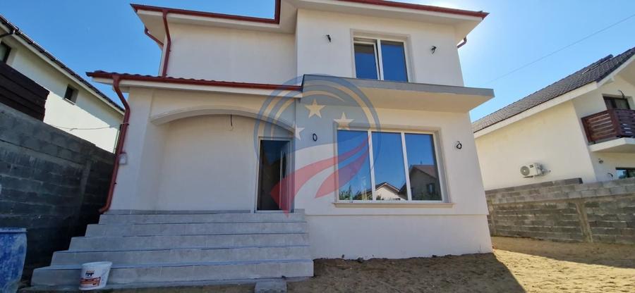 Casă individuală cu 4 camere cu Canalizare în Sud