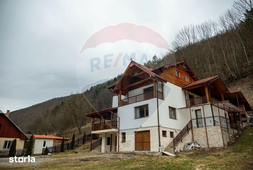 Casă cu Teren 3300 Mp în Iara