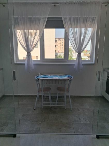 Garsonieră decomandată în Roșu