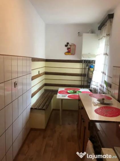 Apartament cu 3 camere semidecomandat în Telecabinei