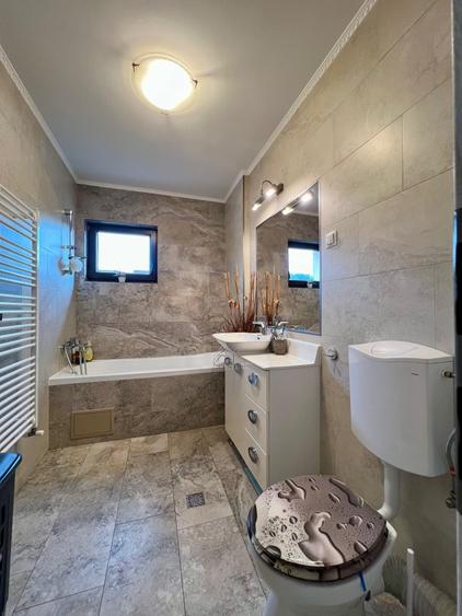 Apartament cu 3 camere semidecomandat, mobilat în Florești