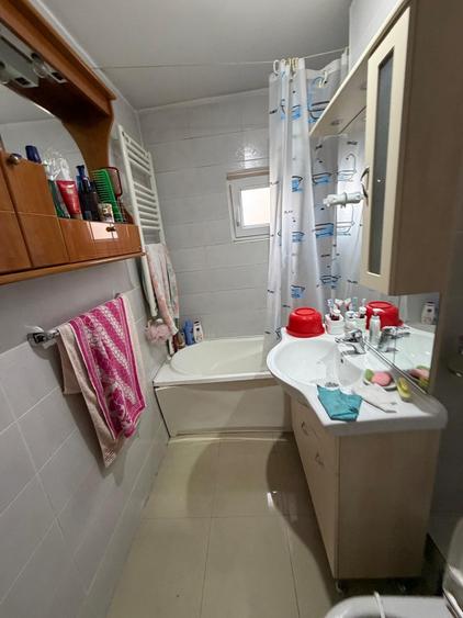 Apartament cu 3 camere semidecomandat, mobilat în Bucovina