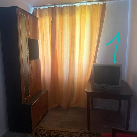 Apartament cu 3 camere semidecomandat în Petros