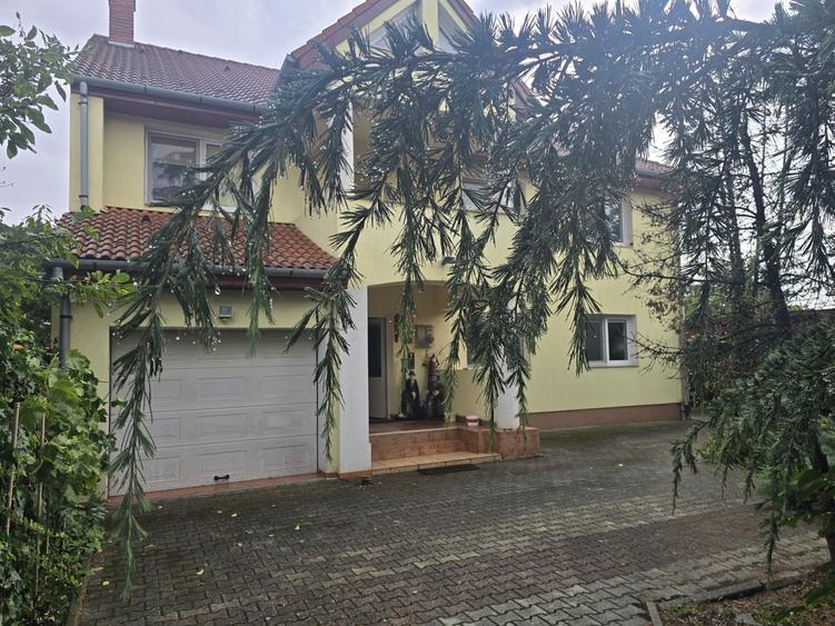 Casă cu 4 camere în Central