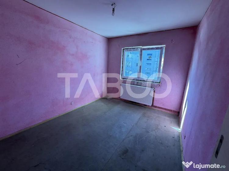 Apartament cu 4 camere semidecomandat în Central