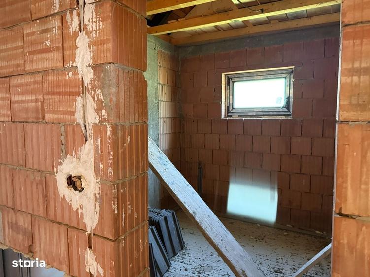 Casă cu 4 camere în Slimnic