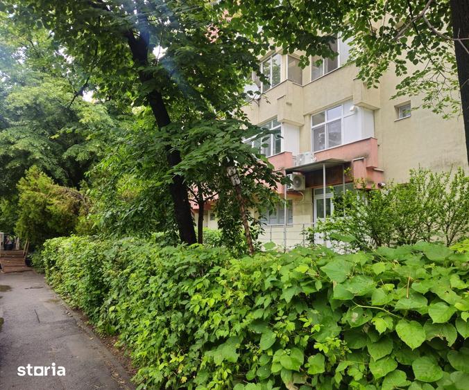 Apartament cu 3 camere, mobilat în Tei