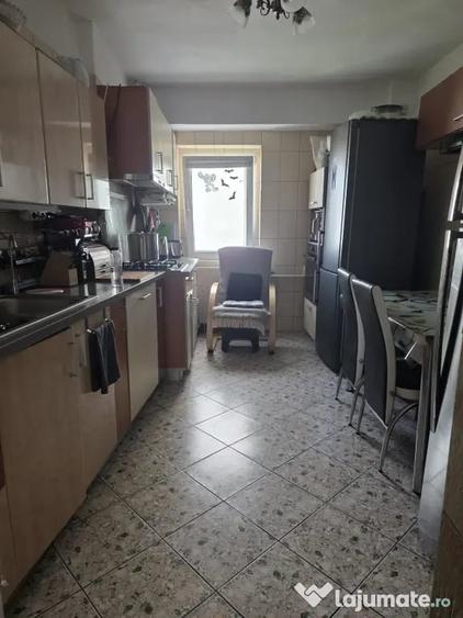 Apartament cu 3 camere decomandat în Sebastian